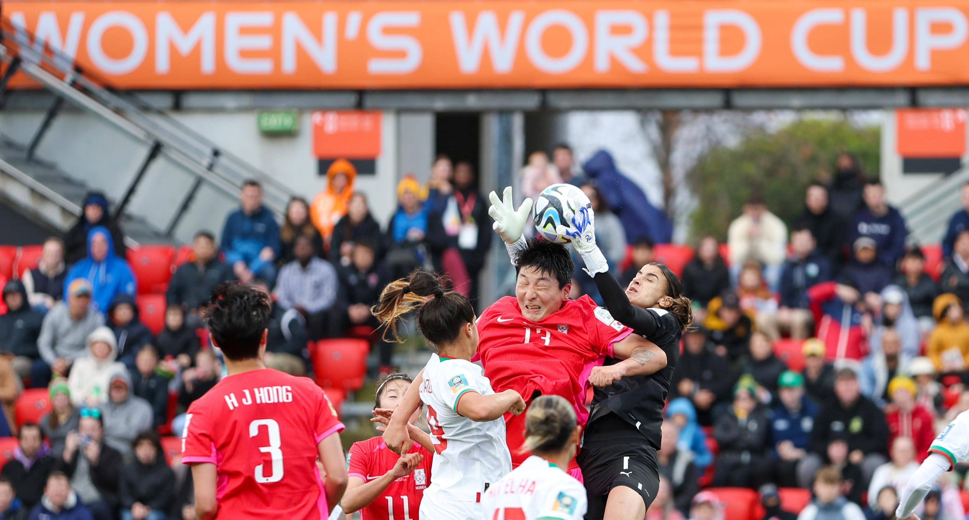 加拿大女足队众志成城,晋级下一轮比赛 加拿大女足队众志成城,晋级下一轮比赛