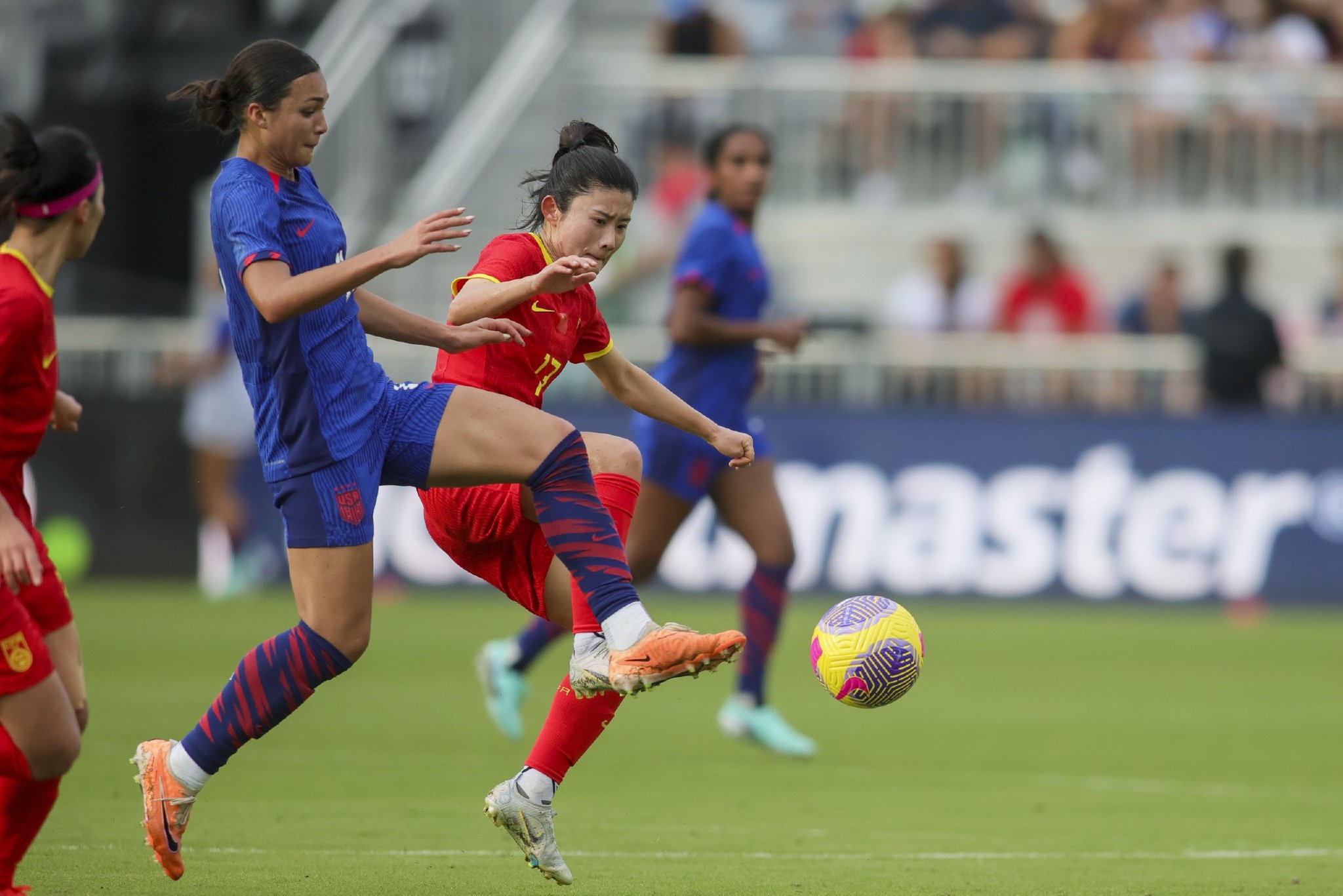 女足比赛中球队全力以赴,争取成功 女足比赛中球队全力以赴,争取成功